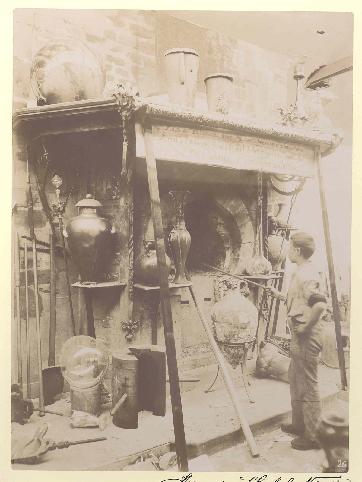 Exposition Universelle, Paris, 1900, Reconstitution d'un four verrier, tirage photographique ancien
